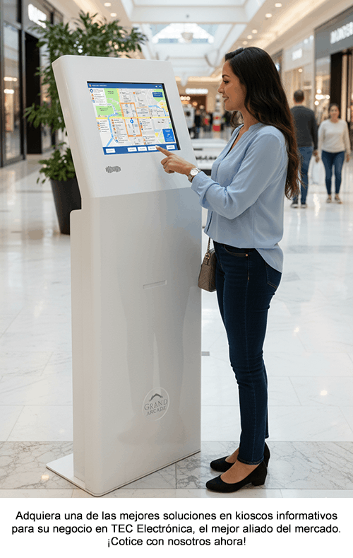 mujer revisando un kiosko