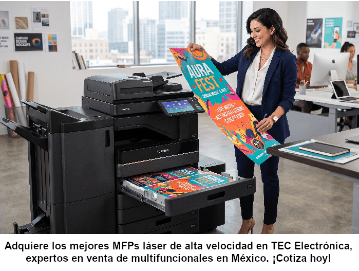 mujer observando un póster